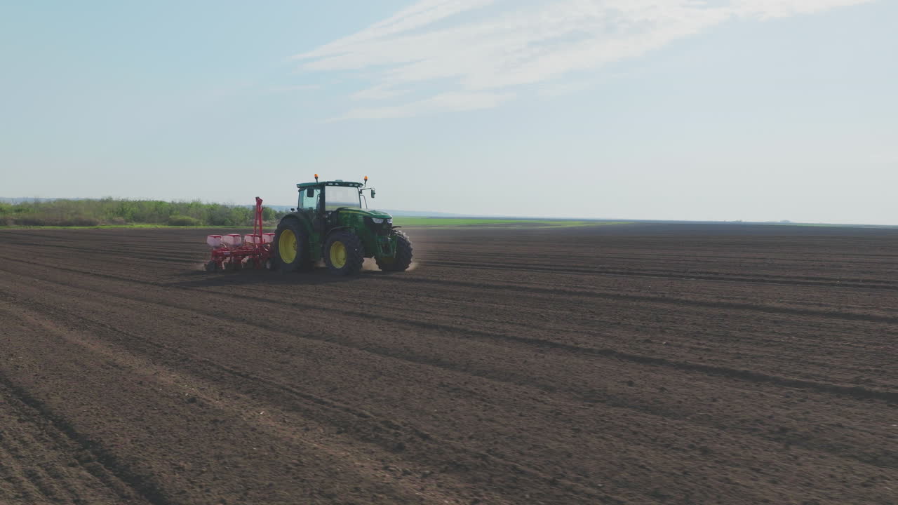 tractor plantando semillas en un campo