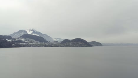 Antena-De-Drones-Del-Lago-Thun-Thunersee-En-Invierno