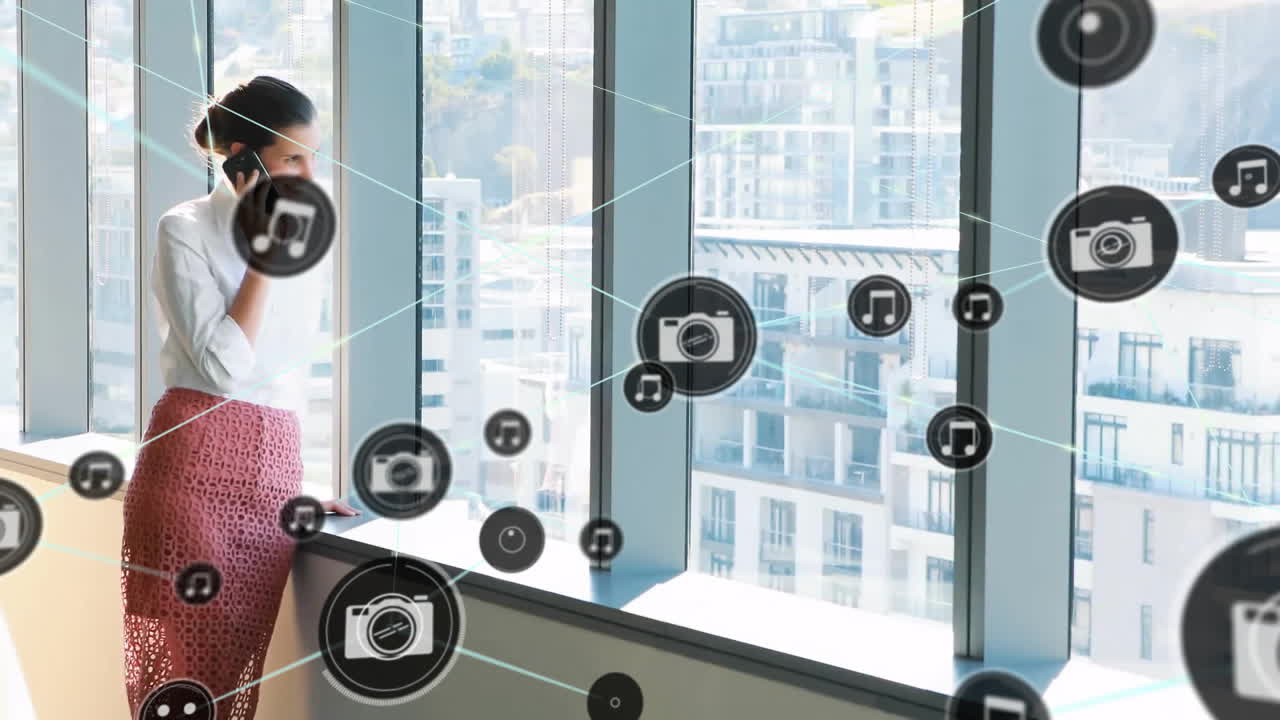 사무실에 있는 백인 사업가 여성에 대한 아이콘과의 연결 네트워크의 애니메이션