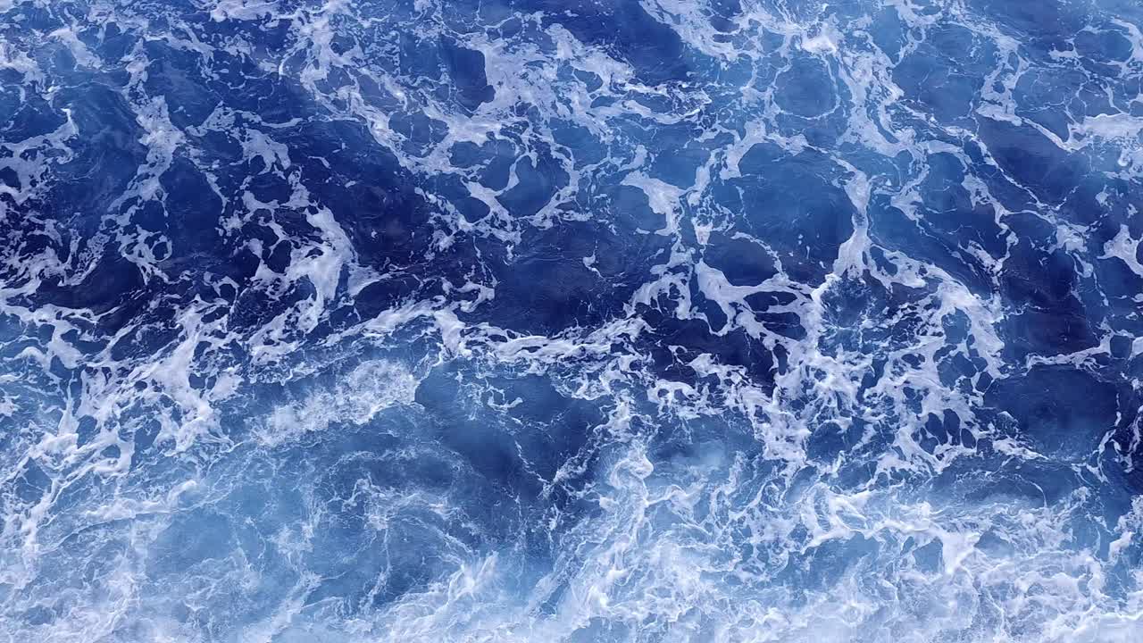 Motivo di onde oceaniche dai colori blu profondo, sfondo naturale astratto