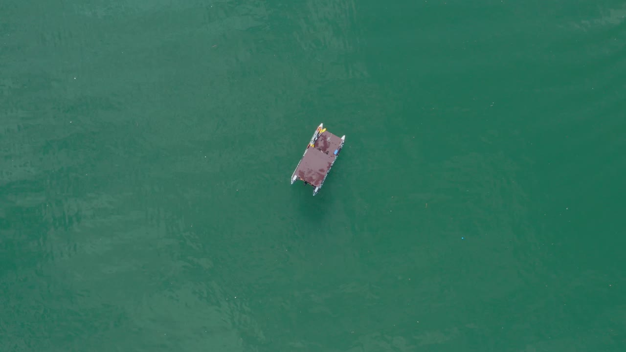 vista aérea superior de una cabaña de troncos en balsa anclada en el lago perucac , serbia occidental - ascenso aéreo
