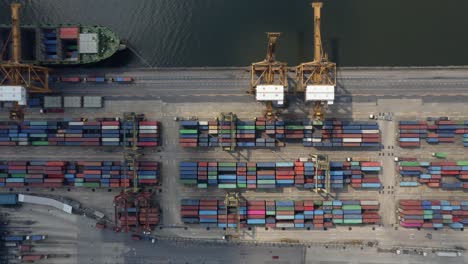 volando sobre el puerto de contenedores de envío