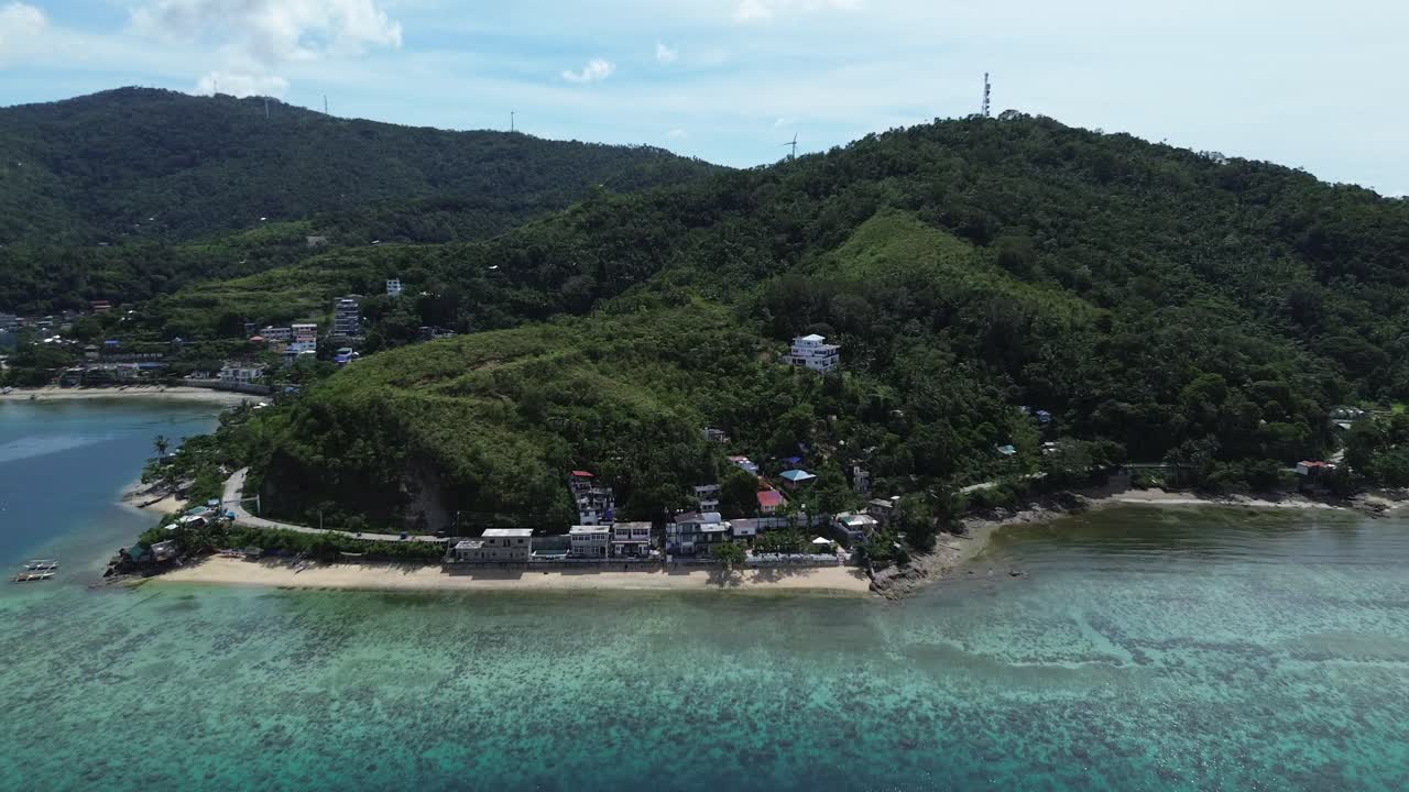 Drone aereo della costa di Romblon con acqua turchese cristallina, verdi colline boscose e cielo blu, che mette in mostra paesaggi tropicali, paesaggi panoramici e viste esotiche dell'isola nelle Filippine