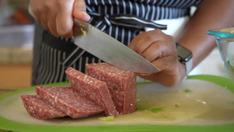 rebanar salami para agregar a una ensalada picada - serie de ensalada antipasto