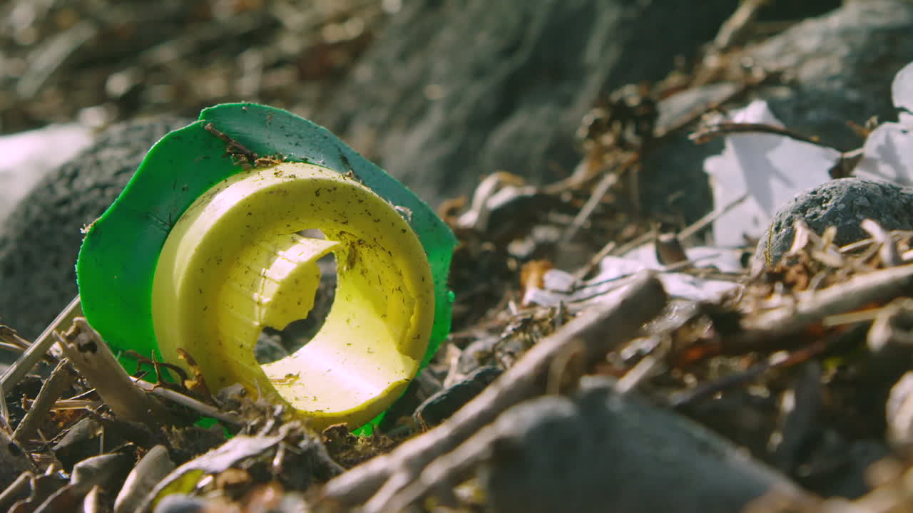 los desechos plásticos rotos yacen en una playa