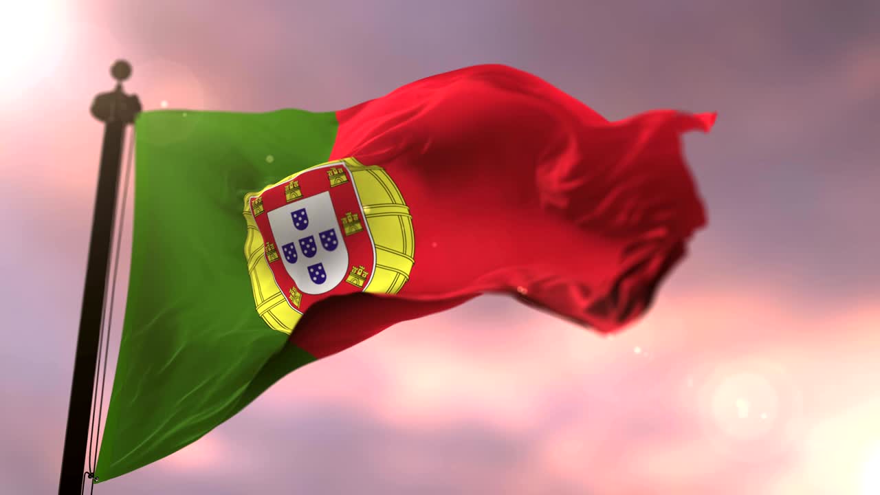Bandeira de Portugal tremulando ao vento em câmera lenta ao pôr do sol, em loop.