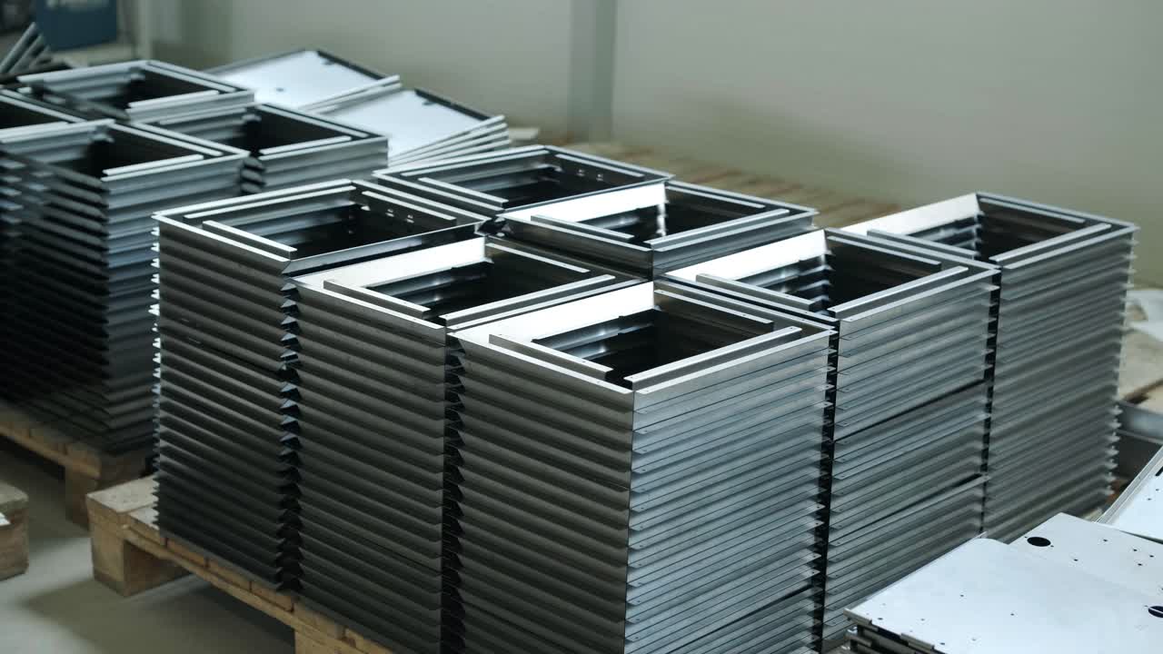 제조 시설에서 쌓인 금속 부품