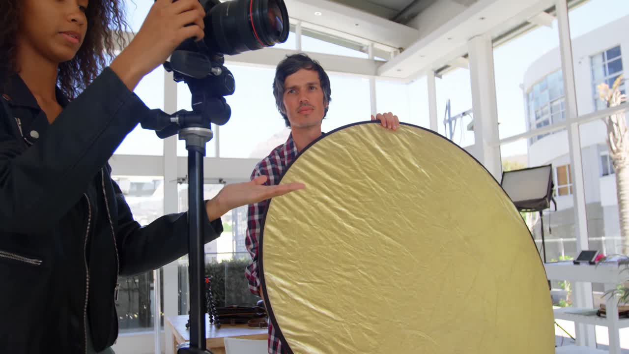 여성 사진작가가 사진 촬영 4k