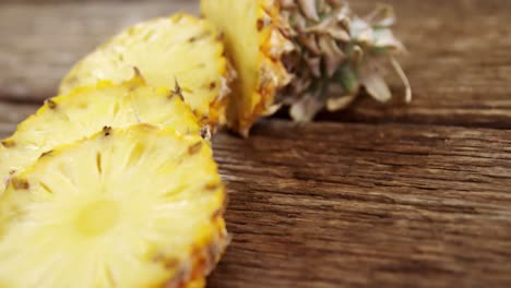 piña en rodajas en una tabla de madera