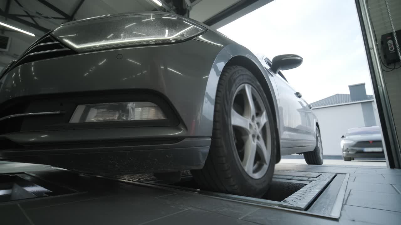 proceso de diagnóstico automático de la suspensión en un servicio automovilístico moderno. se utiliza equipo profesional para inspeccionar y analizar la condición de la suspensión y los componentes del vehículo