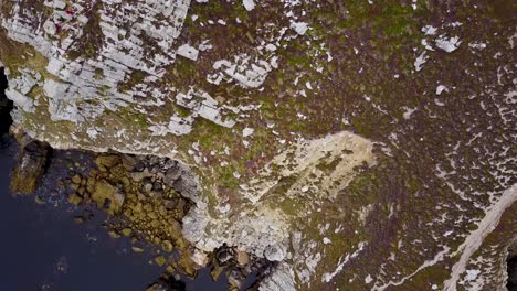 Volando-Justo-Encima-Del-Borde-Del-Acantilado-Rocoso-Del-Norte-De-Francia