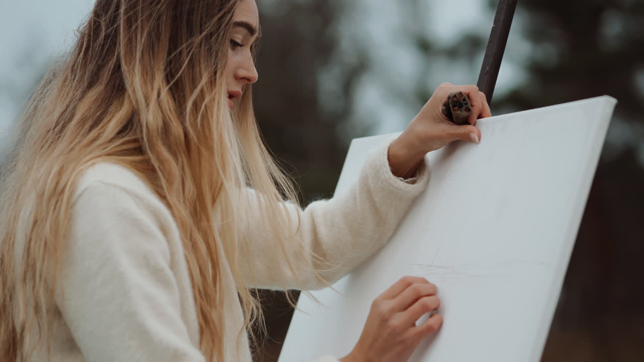 야외에서 그림을 그리는 여자