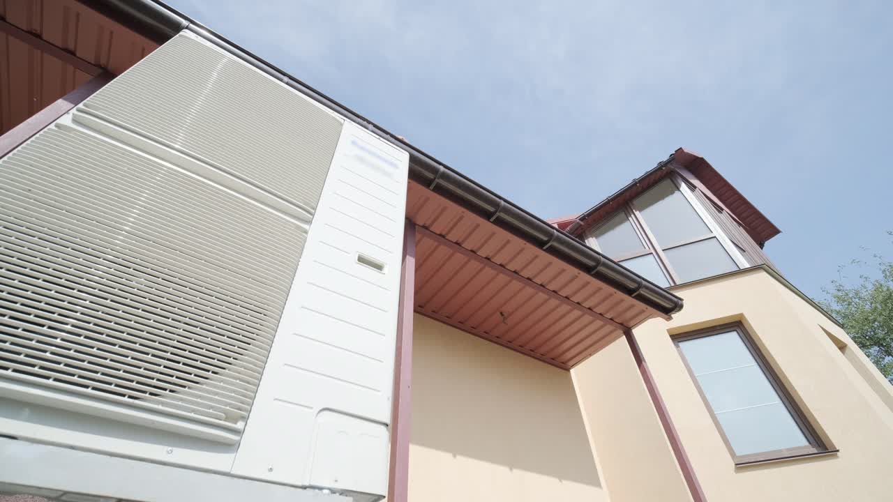 техник hvac устанавливает системы отопления, вентиляции и кондиционирования воздуха. тепловой насос