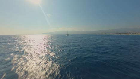 Antena-Fpv---Volando-Hacia-Un-Barco-Turístico-En-Kos,-Grecia