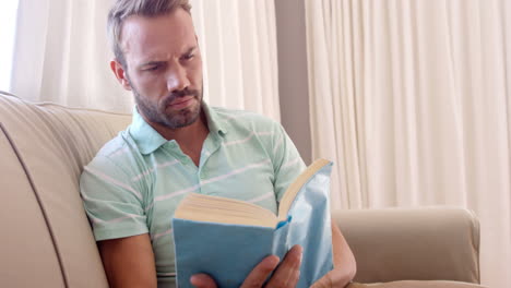hombres leyendo un libro en el sofá