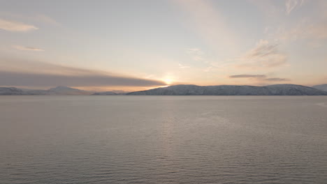 Fiordos-Noruegos-Al-Atardecer-Cerca-De-Tromso-Noruega---Toma-Aérea-De-Drones