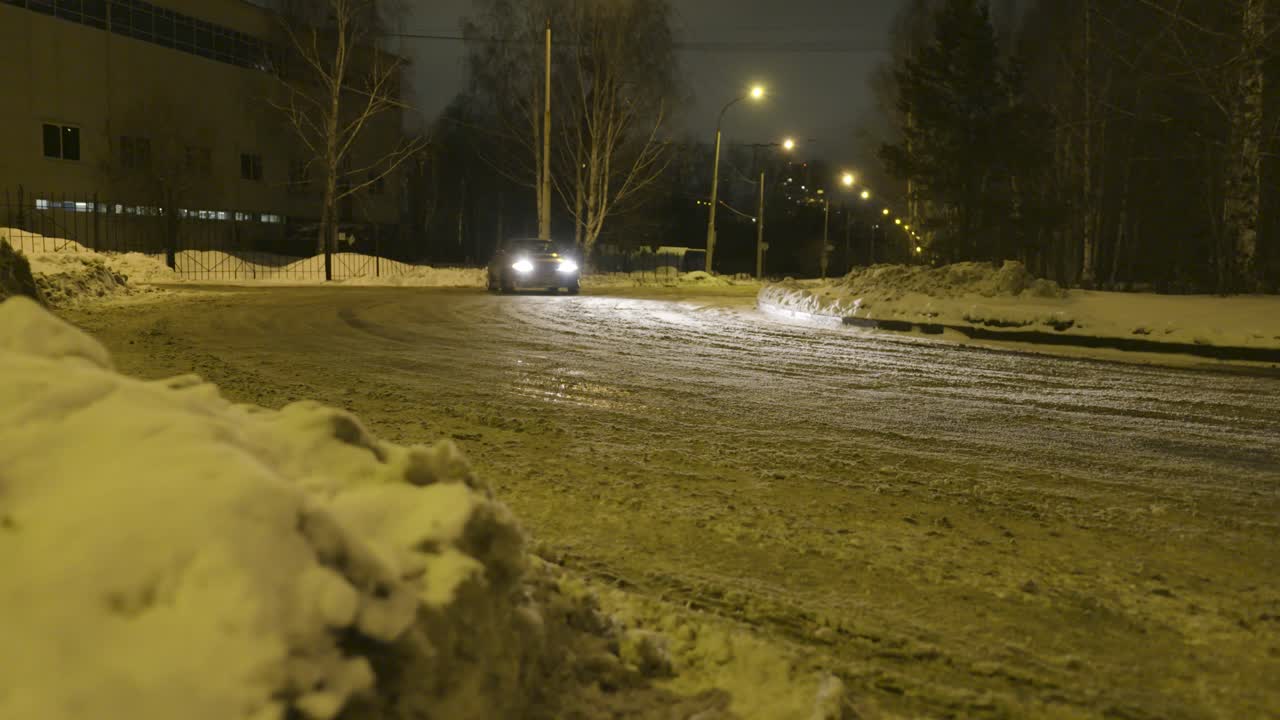 conducir por la noche en un camino nevado