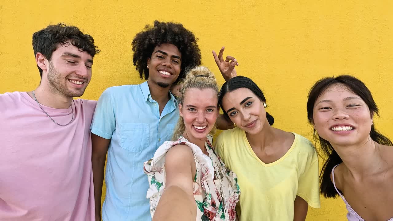 Gruppo di amici diversi che si fanno un selfie