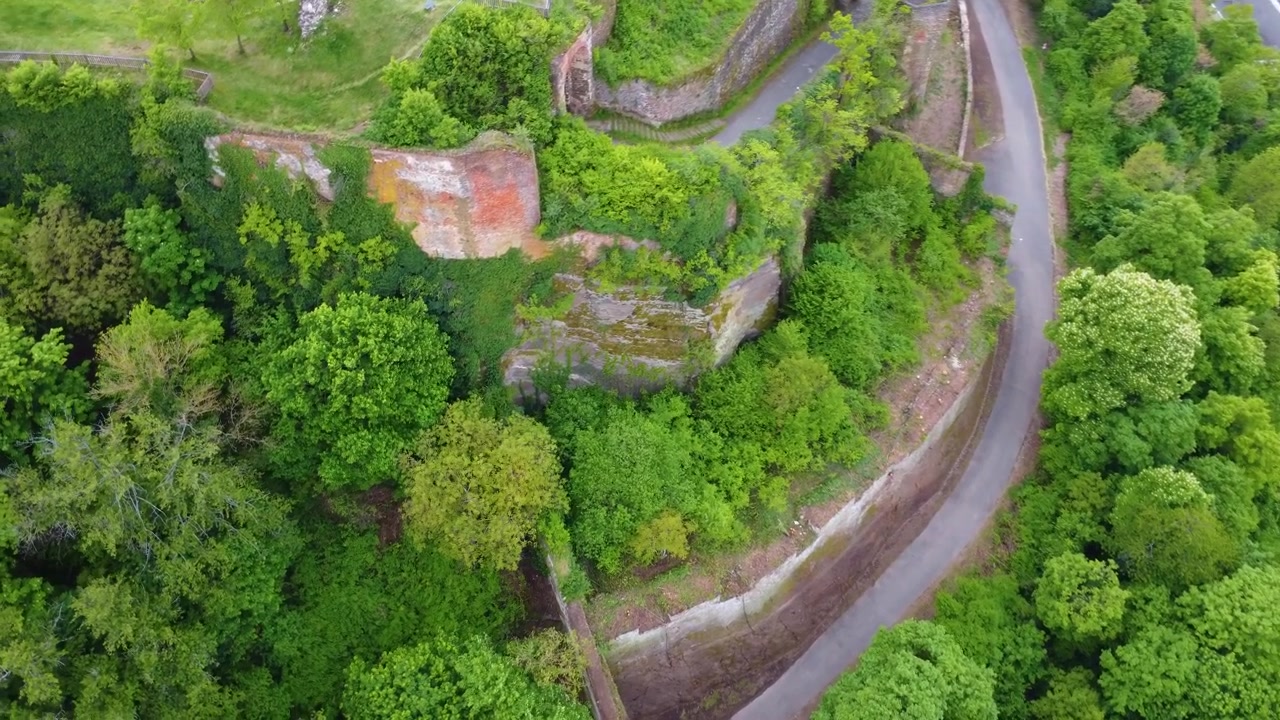 Sentier de falaise menant au château de Güssing à flanc de colline en Autriche.