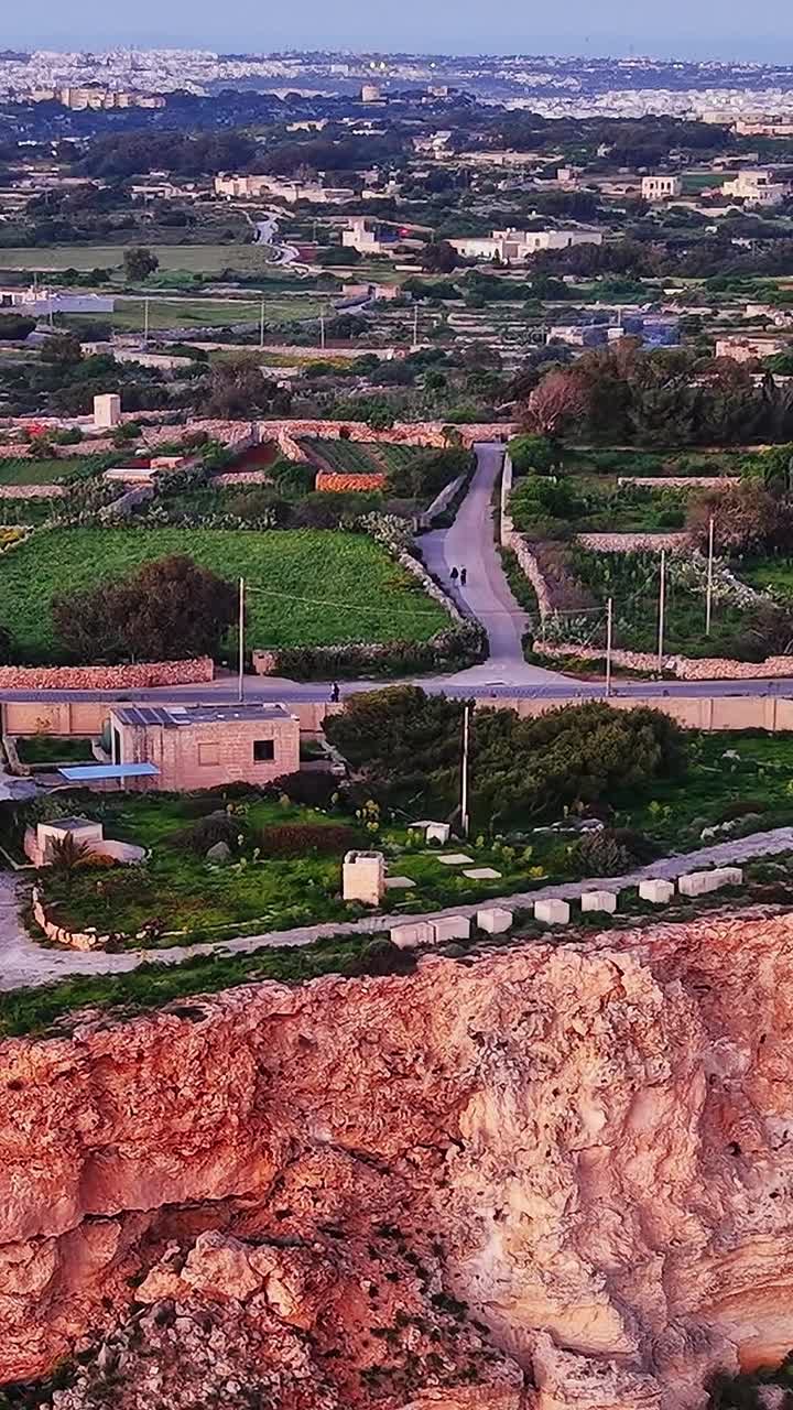 Vedute di una stazione meteorologica a Malta con campi e strade nelle vicinanze