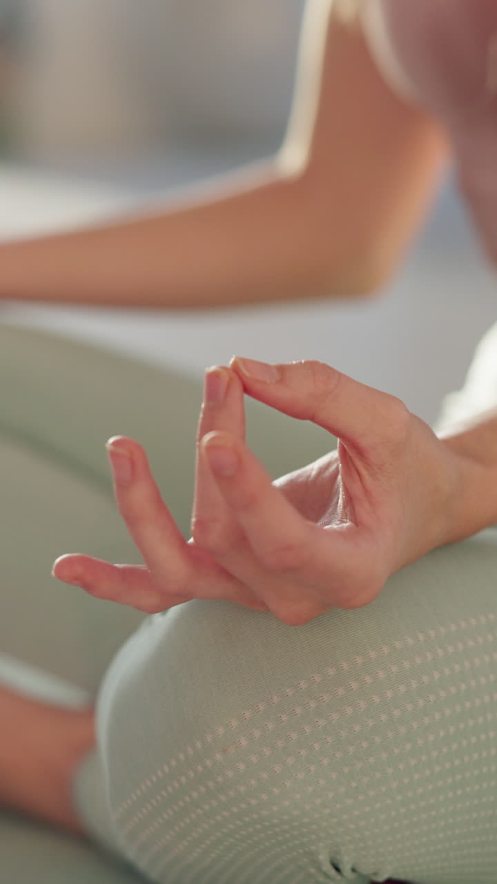 mujer meditando en una postura de yoga