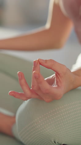 mujer meditando en una postura de yoga