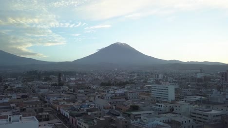 Toma-Aérea-4k-De-Arequipa,-Perú