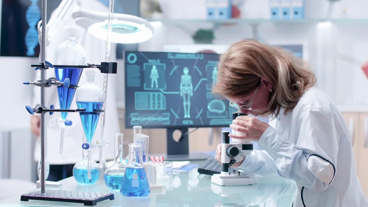 Ученый, работающий в лаборатории