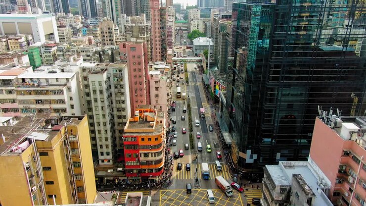 Edifícios do centro de Hong Kong, faixa de pedestres e tráfego, vista aérea de alta altitude.