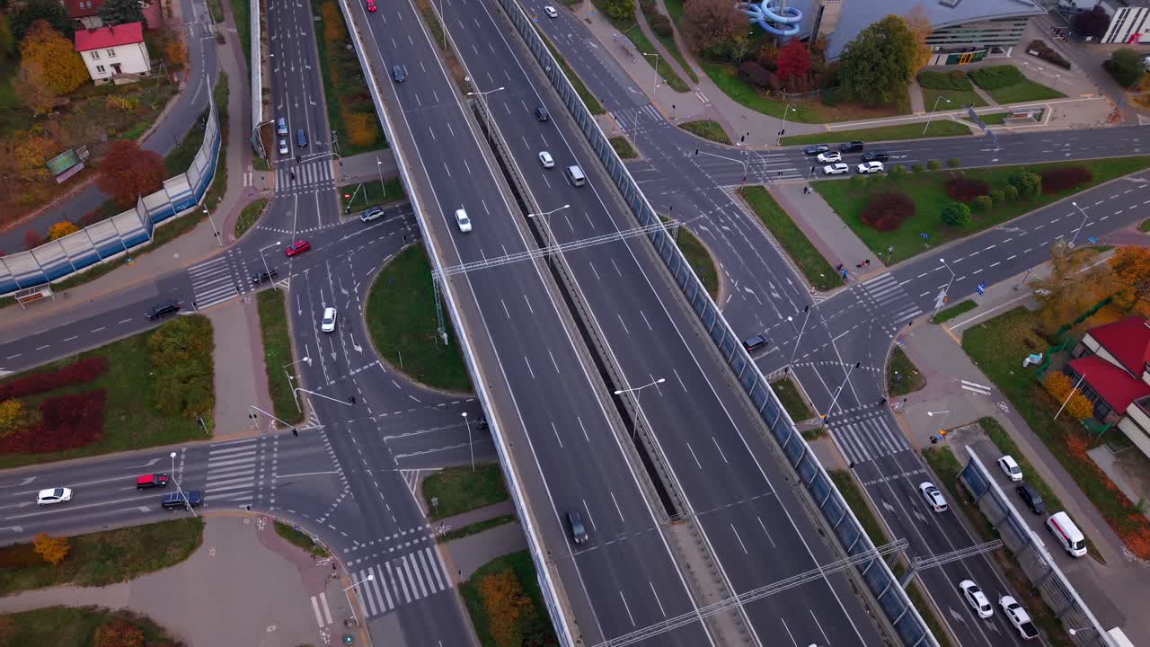 폴란드 바르샤바 교외의 고속도로와 거리 교통의 드론 촬영