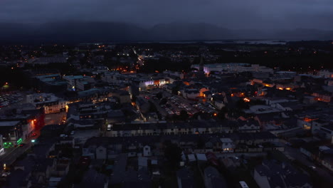 Luftpanoramaaufnahme-Der-Stadt-Nach-Sonnenuntergang.-Abendaufnahmen-Von-Farbig-Beleuchteten-Fassaden-Im-Stadtzentrum.-Killarney,-Irland