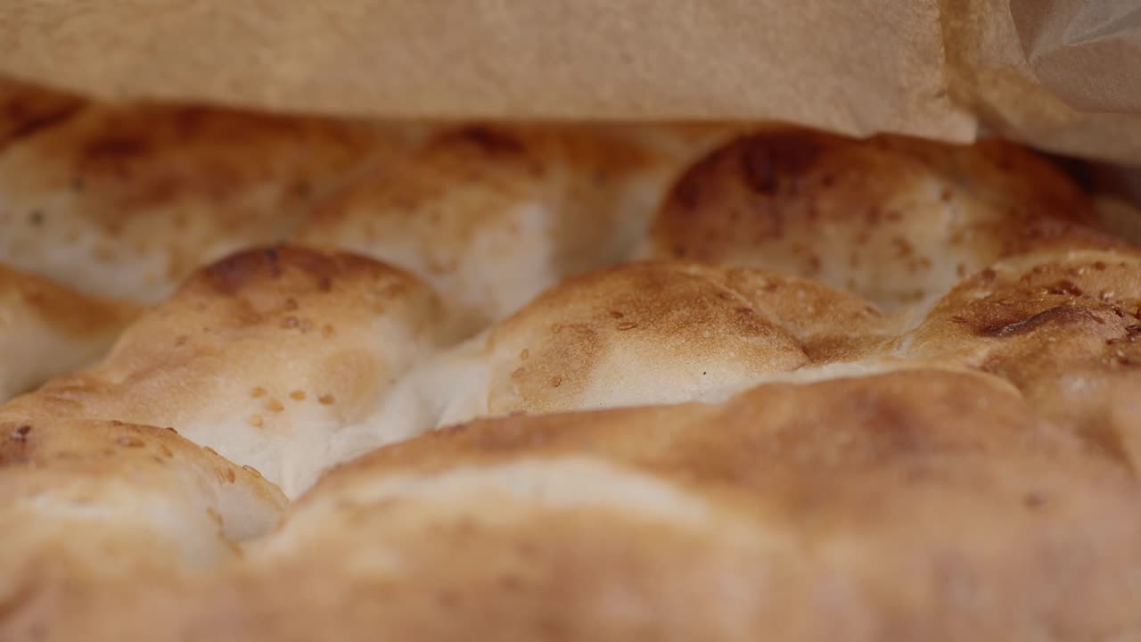 Primo piano di pane pide appena sfornato in un sacchetto di carta