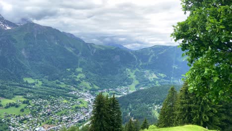 Hubschrauber-Fliegt-über-Die-Gemeinde-Les-Houches-In-Der-Auvergne-Rhône-Alpes,-Frankreich