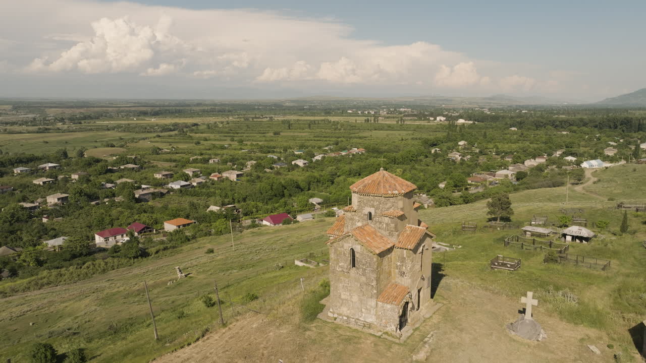 samtsevrisi iglesia ortodoxa de san jorge sobre aldea rural, georgia