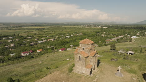 samtsevrisi iglesia ortodoxa de san jorge sobre aldea rural, georgia