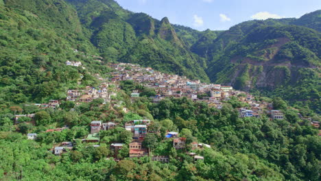 Imágenes-Aéreas-De-Drones-Del-Pueblo-Indígena-De-La-Ladera-Volcánica-De-Santa-Cruz-La-Laguna,-Guatemala-En-El-Lago-De-Atitlán-En-Las-Tierras-Altas-De-América-Central