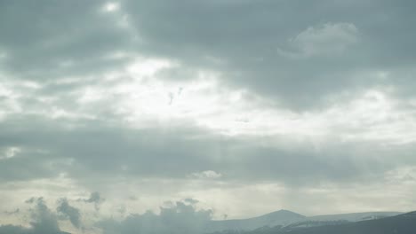 Sonnenstrahlen-Durch-Regenwolken-über-Der-Schneekoppe-In-Polen---Zeitraffer