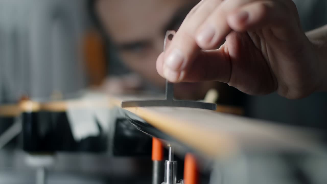 리티어 (luthier) 는 리팅 후 전기 기타의 프레트 보드 반지름을 확인하고 기타 워크에서 악기를 수리합니다.