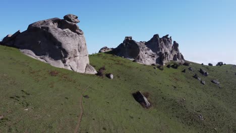 desde el aire: prado de hierba en la cima de la montaña debajo de afloramientos de roca de granito liso