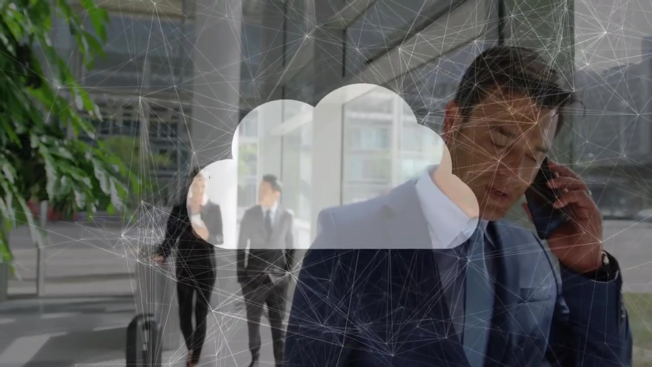Uomo in giacca e cravatta tiene in mano un telefono e tocca un dispositivo, avviando una rete tecnologica che forma un servizio cloud sopra di lui.