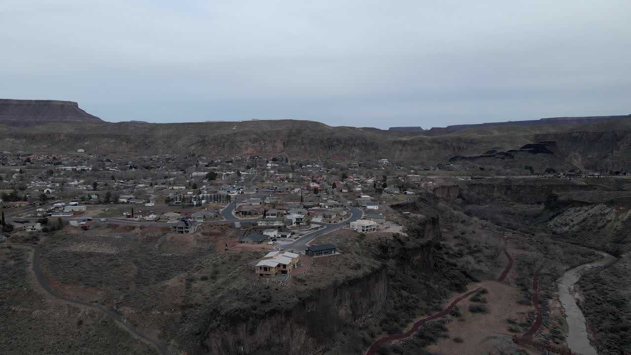 la verkin, utah y el sobrevuelo aéreo de virgin river en invierno al atardecer