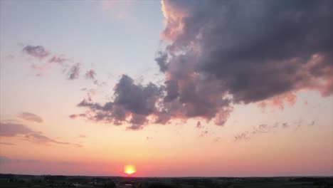 Dramáticas-Nubes-Nocturnas,-épicos-Atardeceres-De-Color-Rosa-Anaranjado