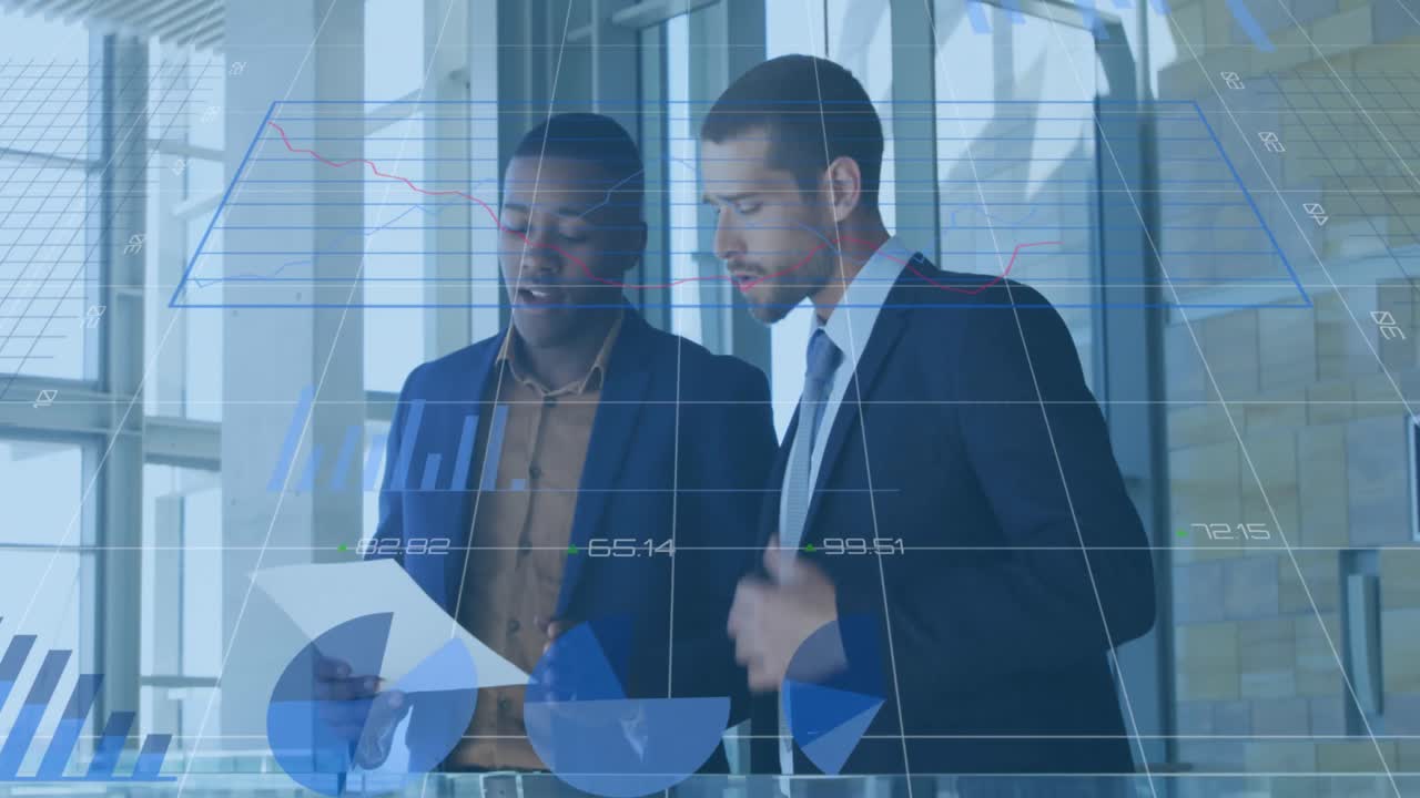 Animasjon av finansdata og grafer over glade, mangfoldige forretningsmenn som snakker på kontoret