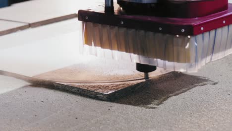 molienda de primer plano de piezas de madera en máquina cnc