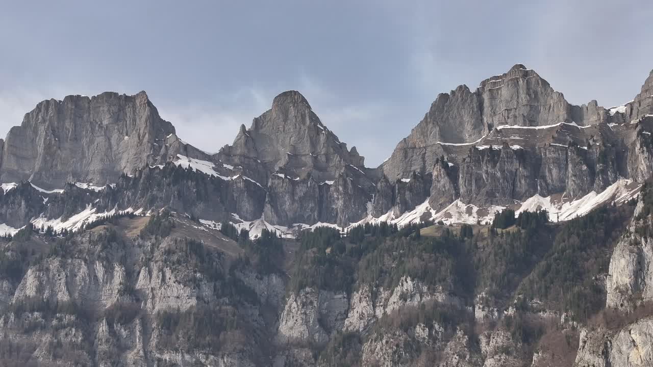 dramáticos picos de churfirsten sobre el lago walensee en el corazón de suiza - panorámica aérea