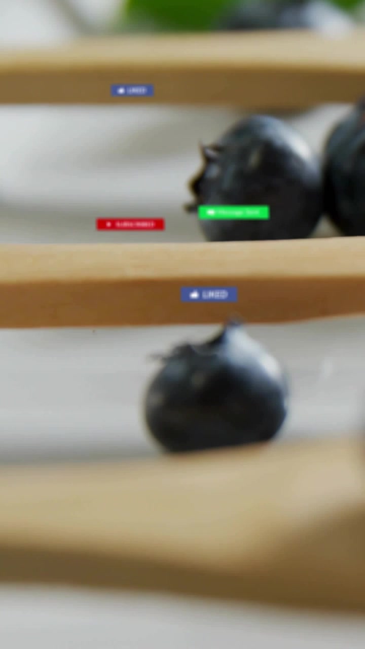 Video verticale: Clic del mouse su "Invia messaggio", bacche e menta che mostrano banner, badge di marketing che fluttuano.