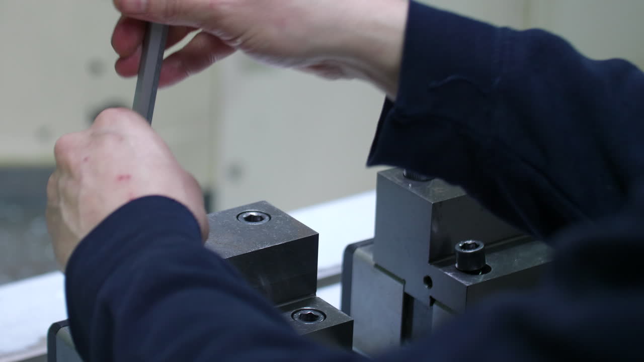 l'uomo sta preparando la macchina cnc nr