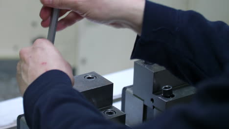 el hombre está preparando la máquina cnc nr.
