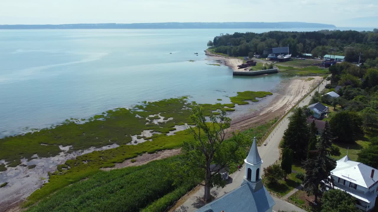 воздушный вид на прибрежный город