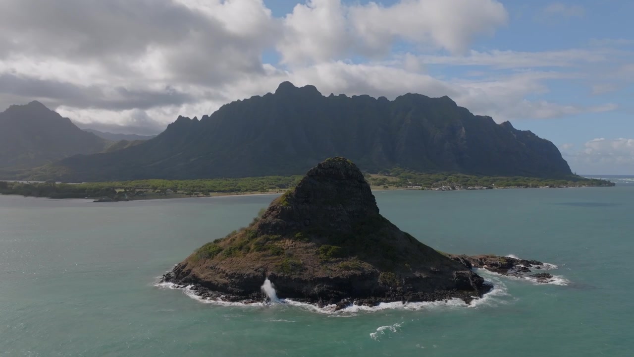 Veduta aerea del paesaggio montuoso di Oahu che mostra Chinaman's Hat alle Hawaii.